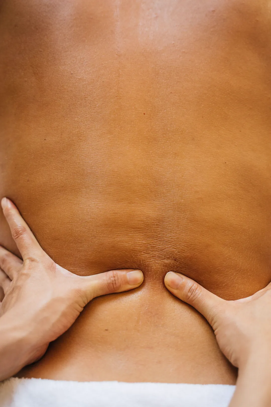 Slow continuous massage stroke along the back at home